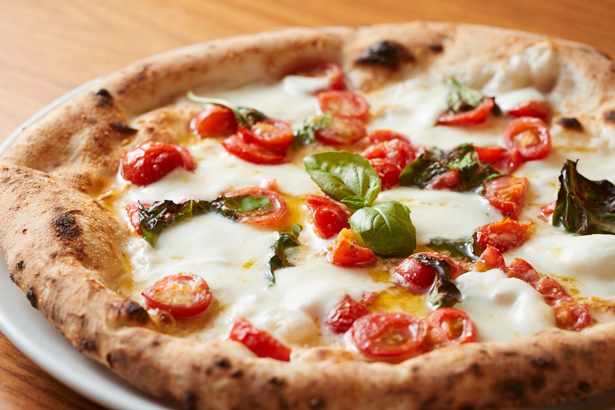 焼きたてのピザ