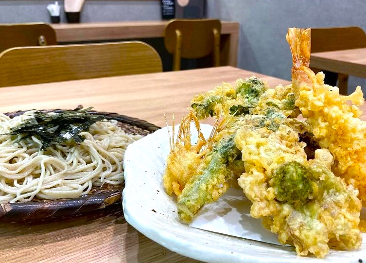 手打ちそば弥兵衛で提供される蕎麦と天ぷら